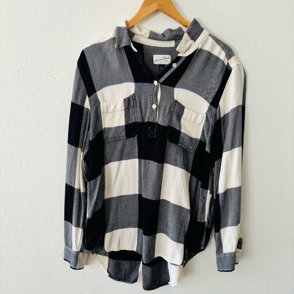 Universal Threads XL Women’s Plaid Pull Over Top
